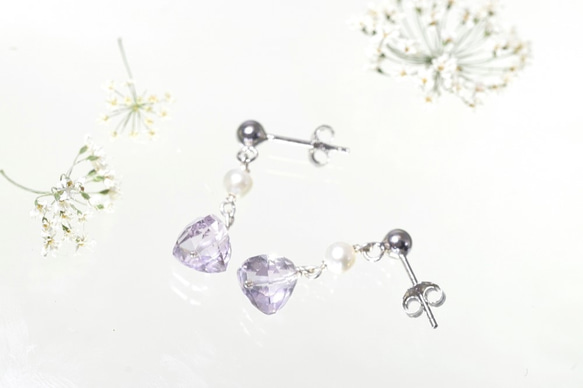 トライアングルカットの宝石質ピンクアメジストの揺れるピアス 2枚目の画像