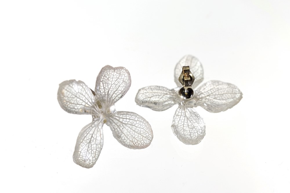 葉脈アジサイのピアス【オフホワイト】・14kgf《イヤリングに交換可》