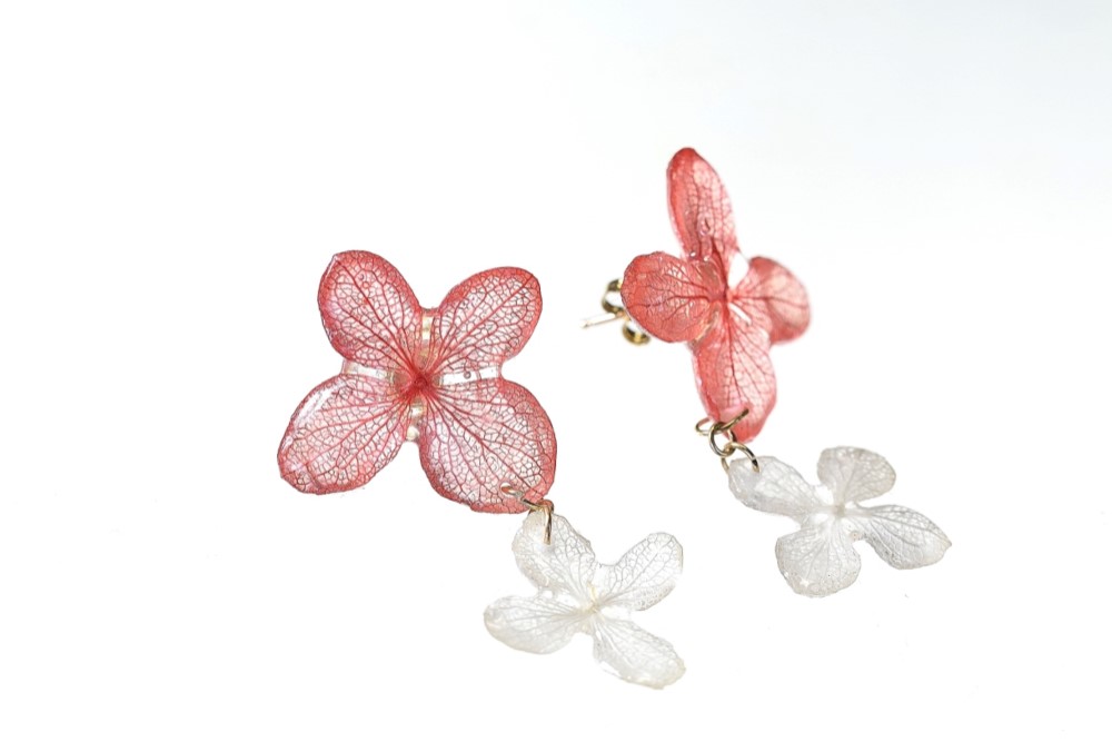 《草木染》葉脈アジサイの花つなぎピアス【蘇芳染め】・14kgf《イヤリングに交換可》