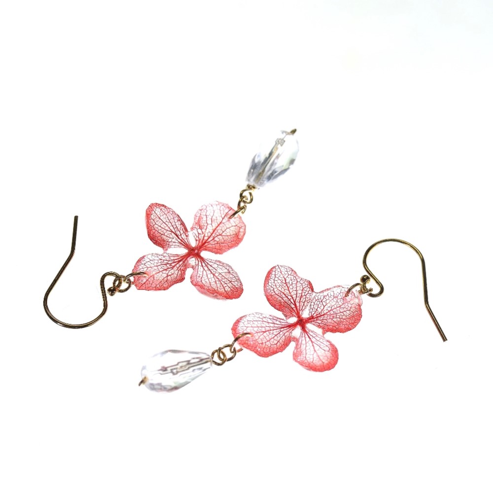 《草木染》葉脈アジサイと水晶の揺れるピアス【蘇芳染め】・14kgf《イヤリングに交換可》