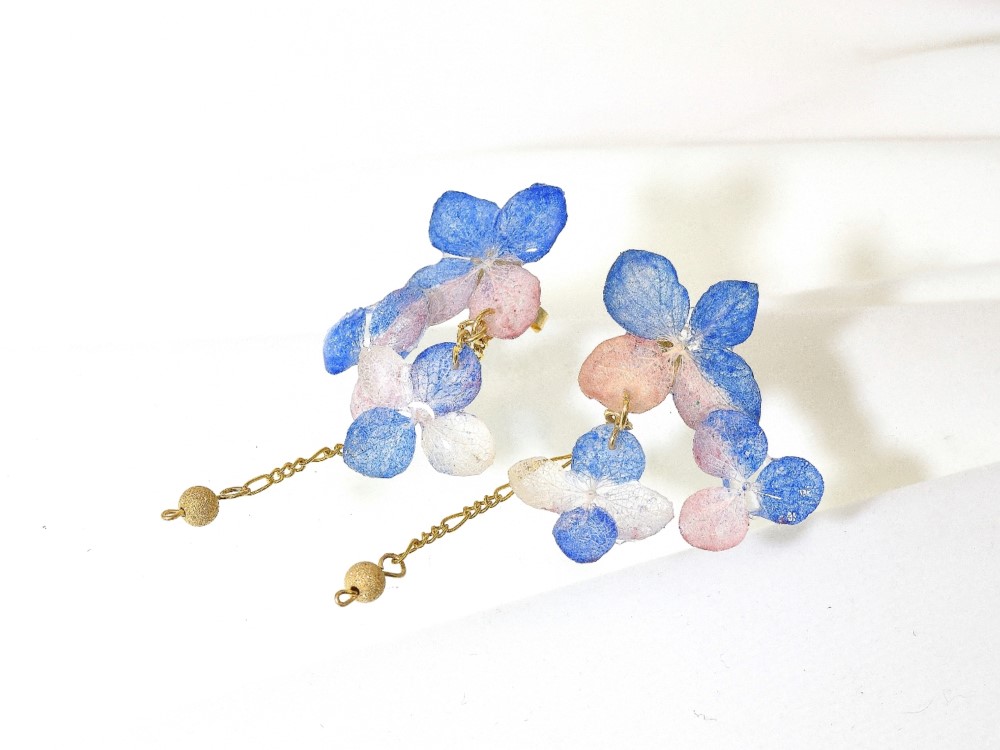 【受注製作】アジサイの花舞うピアス(天然ラピスラズリ・桃色珊瑚)・14kgf《イヤリングに交換可》