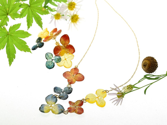 【金泥＆草木染】葉脈アジサイの秋色ピアス・14kgf 《イヤリングに交換可》 6枚目の画像