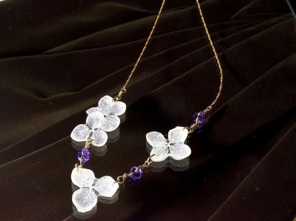 【銀泥染め】葉脈アジサイとアメジストのネックレス・14kgf 3枚目の画像