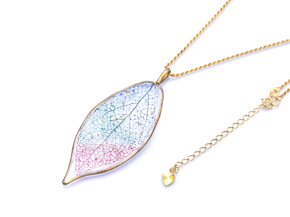 3色と純金で色づいた 木の葉のレースのペンダント【天然ラピスラズリ・孔雀石・本朱染】・24kgp(silver950)