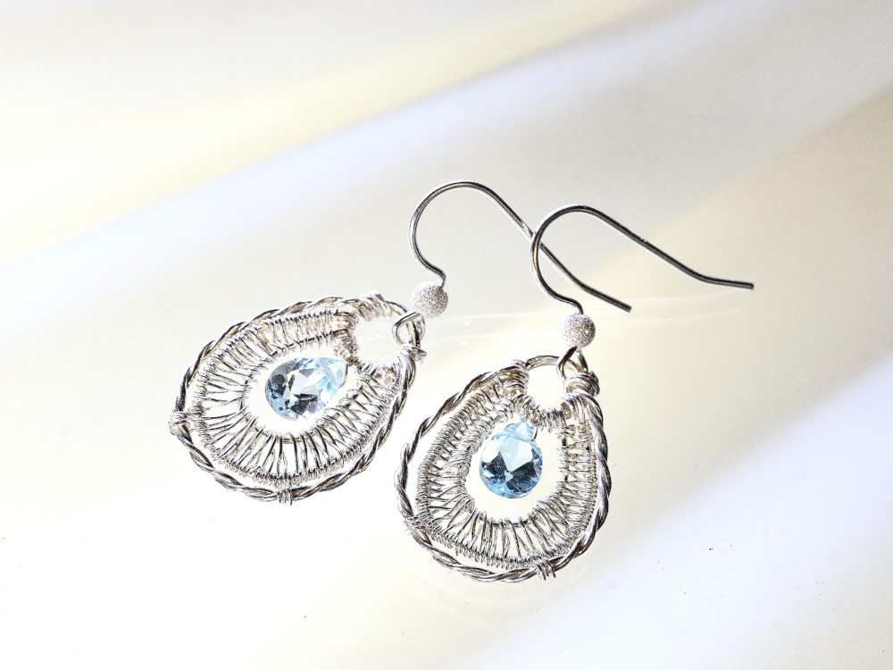 Silver 雫の編み込みピアス《ブルートパーズ》