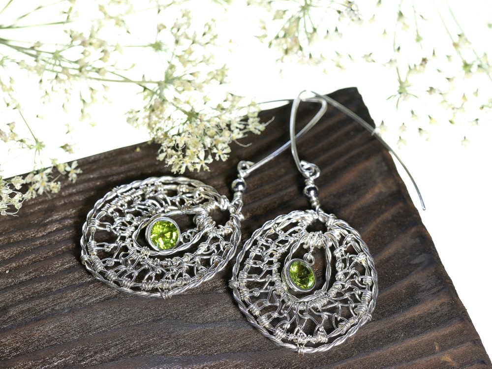 (送料無料）Silver 透かし模様のサークルピアス《ペリドット》 15,840円