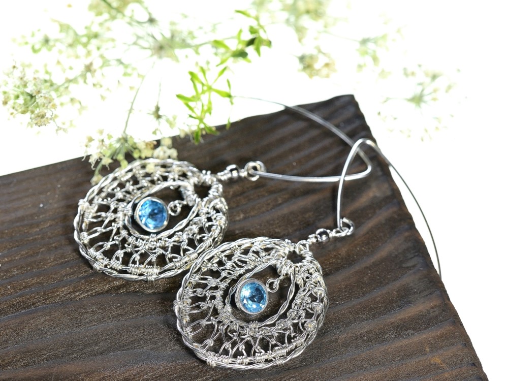 （送料無料）Silver 透かし模様のサークルピアス《スイスブルートパーズ》