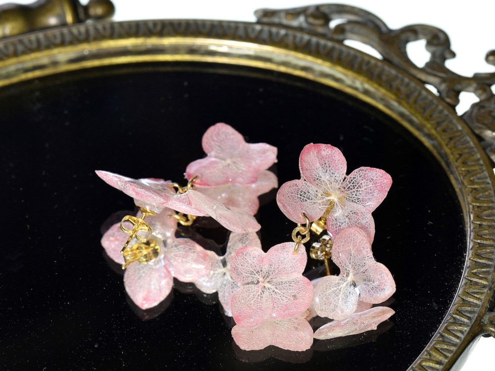 【受注制作】葉脈アジサイの桜色ピアス【桃色サンゴ染】・14kgf〈イヤリング可〉