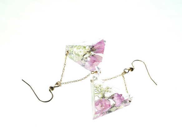 【受注製作】森の花のトライアングル ピアス (鎖のタイプ) (桜の蕾・シラネセンニュウ)・14kgf 3枚目の画像