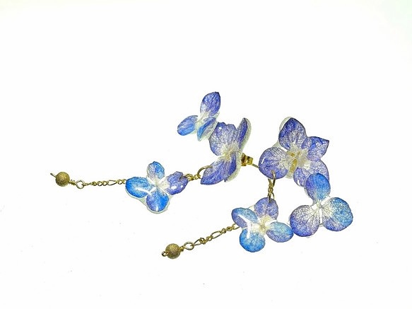 【受注制作】アジサイの花舞うピアス(天然ラピスラズリ・草木染）14kgf・《イヤリング可》
