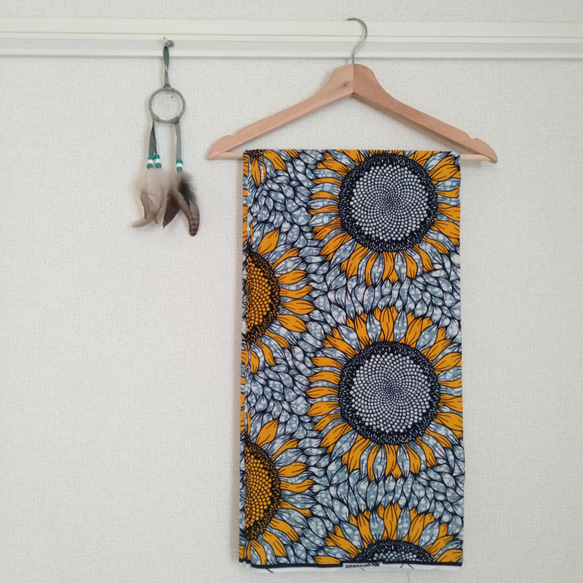 アフリカ布　ベナン　夏の向日葵 50cm アフリカンプリント　ハンドメイド素材　パーニュ　綿100% 1枚目の画像