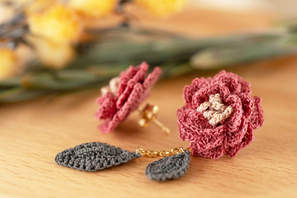 サーペンティン フラワーカービング ピアス KORON-antique rose*BITTER- レース編みフラワーのピアス【受注制作