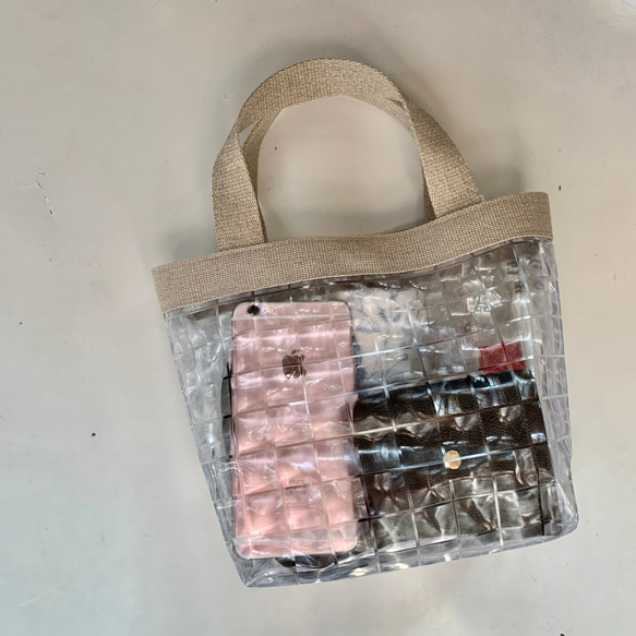 ミニバッグから始めるリネンとPVCの異素材バッグ。市松模様みたいなスクエア柄。warabi-no 3枚目の画像