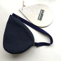 倉敷8号帆布で作ったしずくバッグ。ジェンダーレスなクロスバッグ。濃紺。warabi-no オリジナル。 2枚目の画像