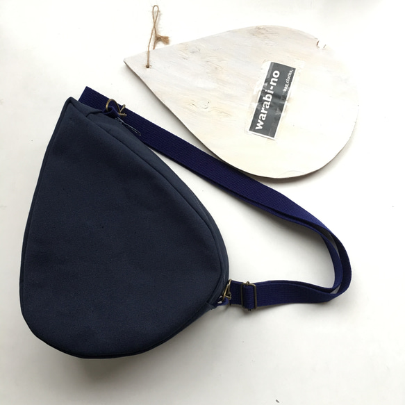 倉敷8号帆布で作ったしずくバッグ。ジェンダーレスなクロスバッグ。濃紺。warabi-no オリジナル。 2枚目の画像