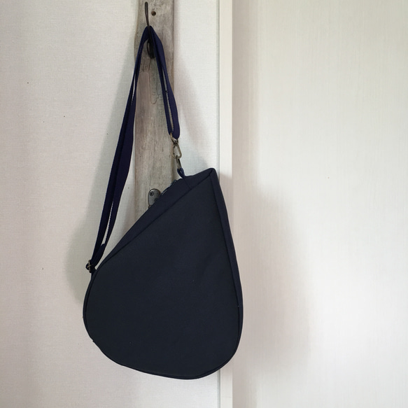 倉敷8号帆布で作ったしずくバッグ。ジェンダーレスなクロスバッグ。濃紺。warabi-no オリジナル。 3枚目の画像