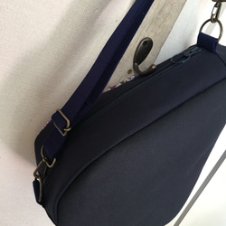 倉敷8号帆布で作ったしずくバッグ。ジェンダーレスなクロスバッグ。濃紺。warabi-no オリジナル。 4枚目の画像