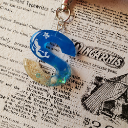 maresesese 様　専用　イニシャルキーホルダー　青　ハンドメイド　冬　雪 冬限定カラー☆ 名入れ くすみグレー×ホワイト イニシャル