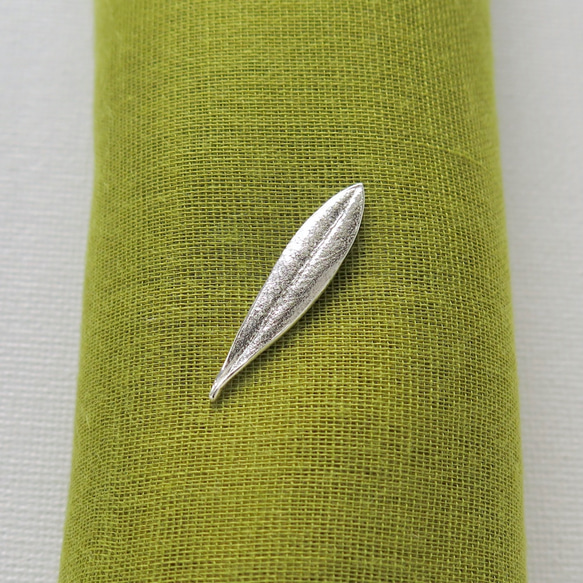 [純銀] オリーブリーフのピンブローチ(2.8cm), 1点物, mini シルバーケアセット付 1枚目の画像