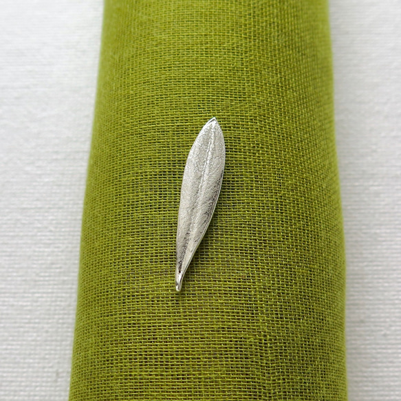 [純銀] オリーブリーフのピンブローチ(2.8cm), 1点物, mini シルバーケアセット付 2枚目の画像