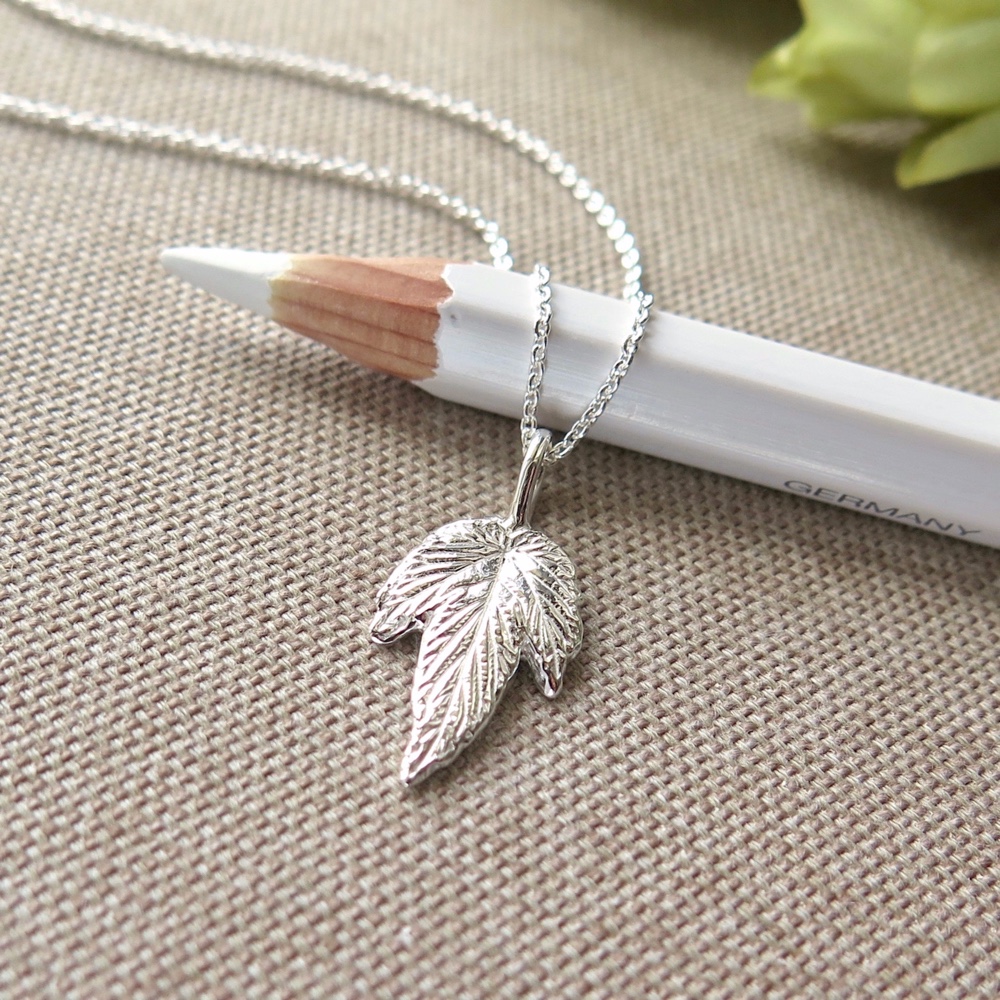 [純銀製] 小さなホップのリーフペンダント, 純銀コーティングシルバーチェーン 40/45cm＋5cm, 1点物