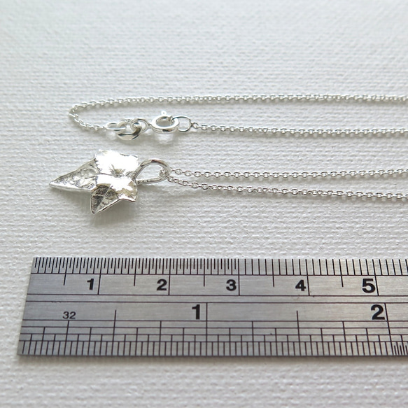 [純銀製] 小さなアイビーリーフ ペンダント, 純銀コーティングシルバーチェーン40/45cm, 一点物 5枚目の画像