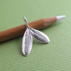 【カスタムオーダー】ハート型オリーブ葉の純銀ペンダント・幸運の葉 1枚目の画像