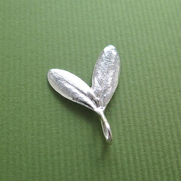 【カスタムオーダー】ハート型オリーブ葉の純銀ペンダント・幸運の葉 2枚目の画像