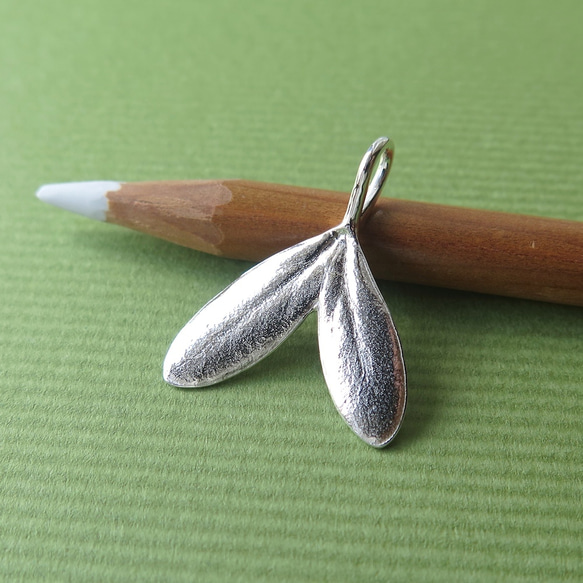 【カスタムオーダー】ハート型オリーブ葉の純銀ペンダント・幸運の葉 3枚目の画像