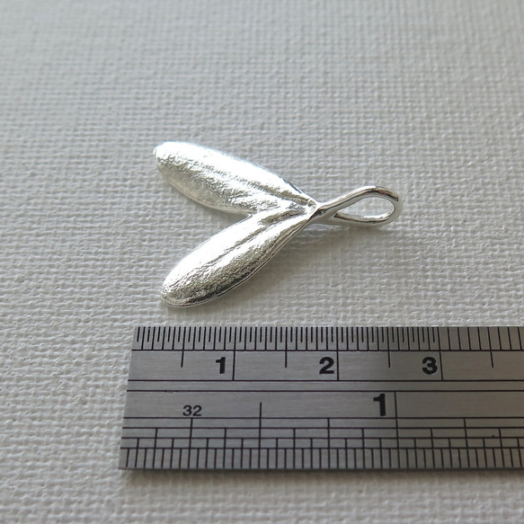 【カスタムオーダー】ハート型オリーブ葉の純銀ペンダント・幸運の葉 4枚目の画像