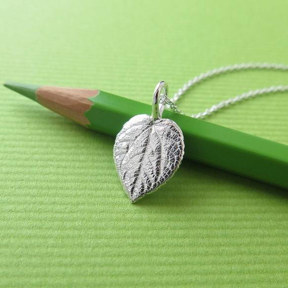 1点物・純銀　カツラの木の葉のペンダント, 純銀コーティングチェーン付 2枚目の画像