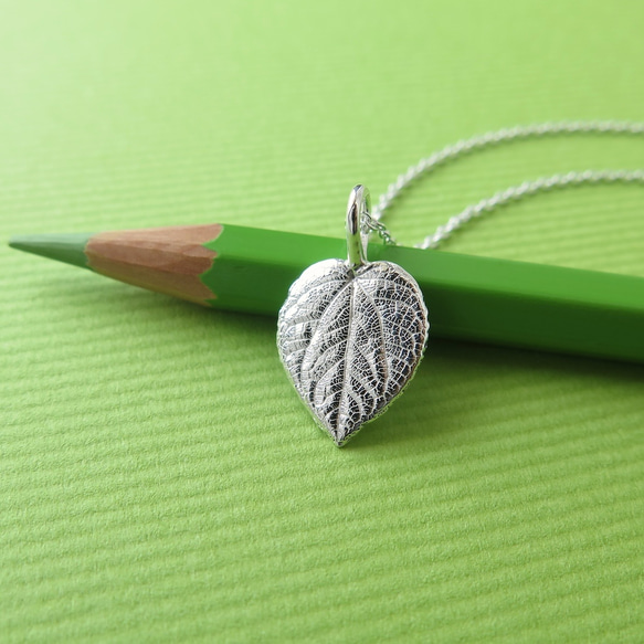 1点物・純銀　カツラの木の葉のペンダント, 純銀コーティングチェーン付 3枚目の画像