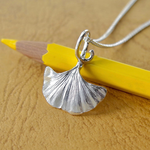 純銀製] 本物の小さなイチョウ(銀杏)の葉ペンダント, スターリング