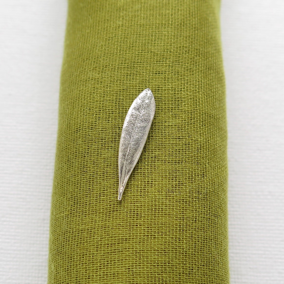 [純銀 Silver] オリーブリーフのピンブローチ（2.7cm）1点物, ミニシルバーケアセット付 2枚目の画像