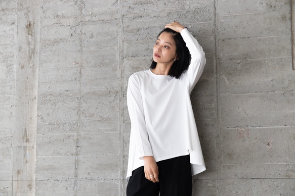 【完売】フレア長袖Tシャツ　カットソー　ホワイト　日本製　フリーサイズ　即納　体型カバー　フレアライン　ノーアイロン 7枚目の画像