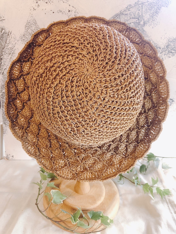 手作りのかぎ針編みの日よけ帽子。 45度の星空の大きなつばが特徴です。和紙繊維/ハイキングハット/カーキ麦わら帽子 3枚目の画像