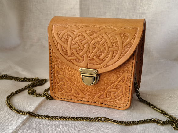 レザークラフト　ショルダーバッグ　茶　カービング 70s 花柄 カービング ペイント レザー ショルダーバッグ 茶