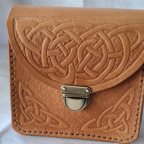 小さなショルダーバッグ、革、レザーカービング ショルダーバッグ Fuji