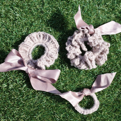 Handmade 割き布編みシュシュ lovely snow 一点物 I tried making a knitting and woodworking collage ☆ Liberty