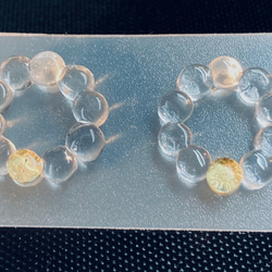 《純金箔使用・ガラスのリング型ポストピアス》受注生産 2枚目の画像