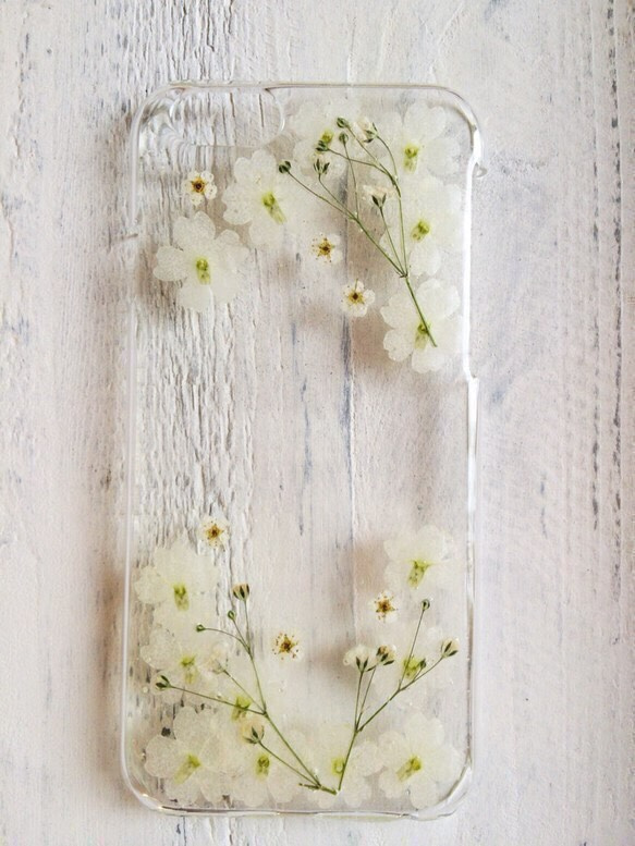 ホワイトバーベナとかすみ草の押し花iPhoneケース 3枚目の画像