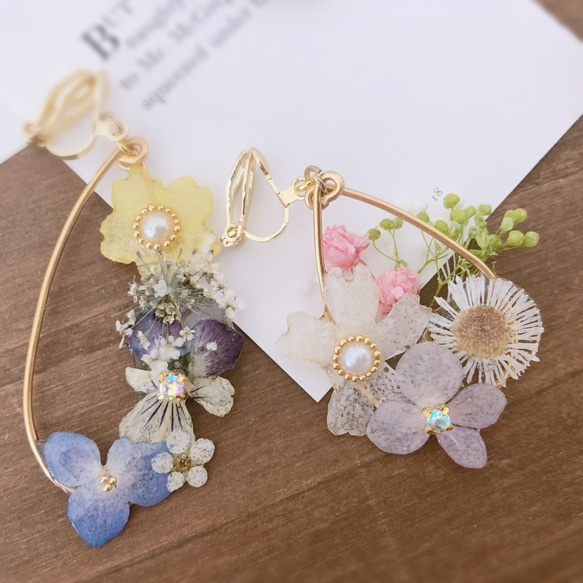 flower♡flower  しずく型押し花とかすみ草イヤリング ピアス 1枚目の画像