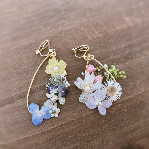 flower♡flower  しずく型押し花とかすみ草イヤリング ピアス 2枚目の画像