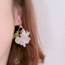 flower♡flower  しずく型押し花とかすみ草イヤリング ピアス 5枚目の画像