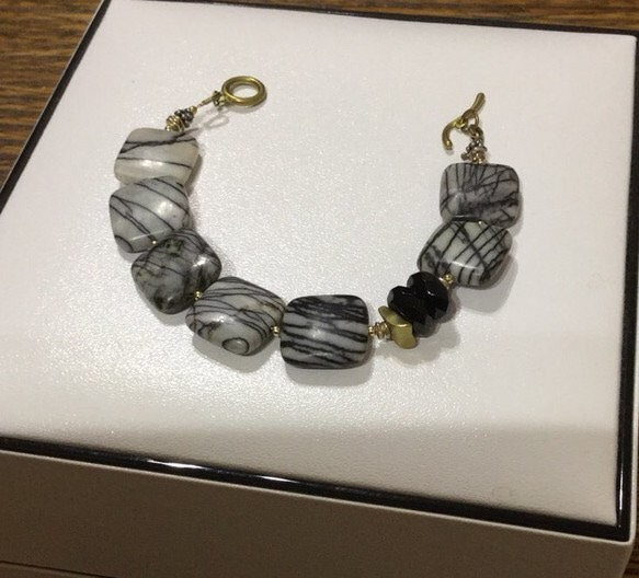 ゼブラジャスパー キャラメルラテマキアート風ブレスレット Flame in Desert】Faceted Australian Zebra Jasper & Red
