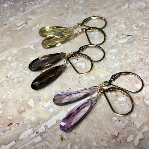 宝石質スモーキークォーツ ファセットカットのフレンチフックピアス 