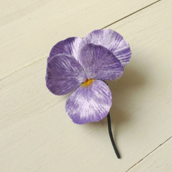 手染め布の花　パンジー１輪のブローチ　藤紫 1枚目の画像