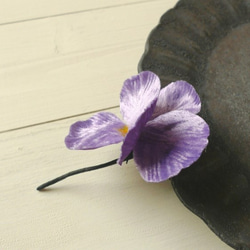 手染め布の花　パンジー１輪のブローチ　藤紫 3枚目の画像