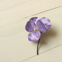 手染め布の花　パンジー１輪のブローチ　藤紫 4枚目の画像