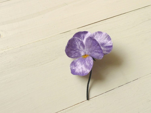 手染め布の花　パンジー１輪のブローチ　藤紫 4枚目の画像